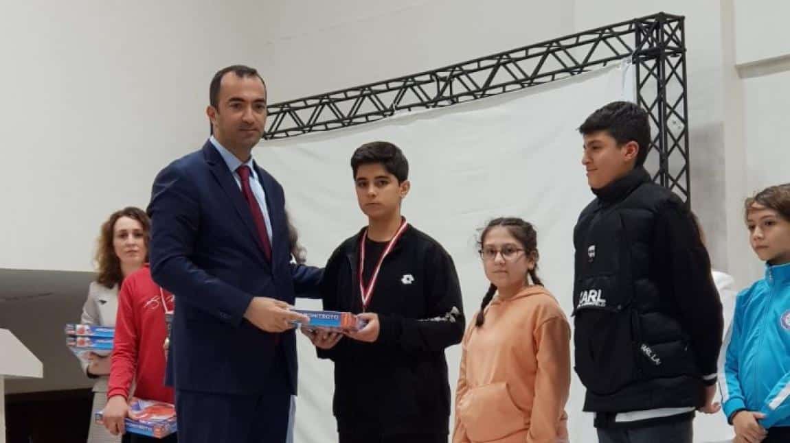 Öğrencimiz Ege Aksoley Son maçını da kazanıp il birincisi olarak Türkiye Finallerinde ilimizi temsil etmeye hak kazanmıştır.